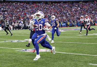 Warriors’ Steph Curry reacts to Bills’ opening kickoff return for touchdown vs. Patriots