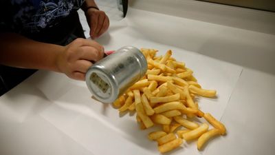 Gippsland fish and chip shops improvise amid national potato chip shortage