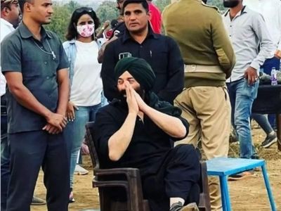 Leaked photo of Sunny Deol as Tara Singh from the sets of 'Gadar 2' goes viral on the internet
