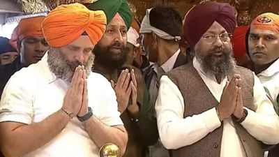 Rahul Gandhi pays obeisance at Golden Temple