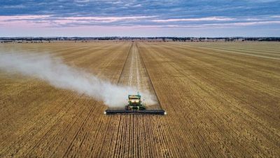 'Right to repair' farm machinery advocates urge Australian reform after US John Deere deal
