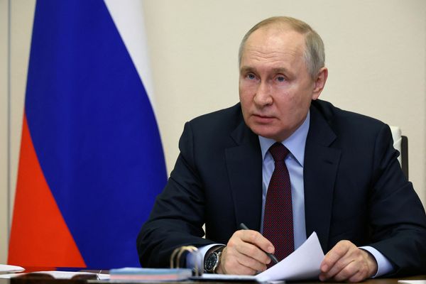 Russia's Putin and Iran's Raisi discuss energy and transport in telephone call