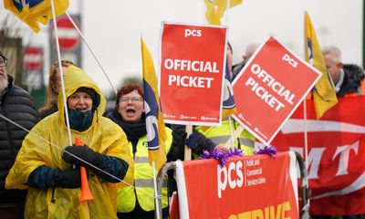 100,000 UK civil servants to strike on 1 February