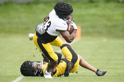 Steelers sign more than a dozen players to offseason contracts