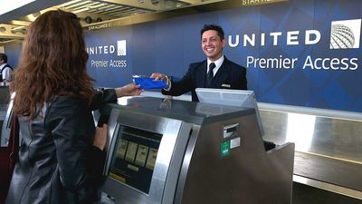 United Airlines Rises 3% On Earnings Beat, Strong Demand; Carrier Makes Huge Boeing Dreamliner Purchase