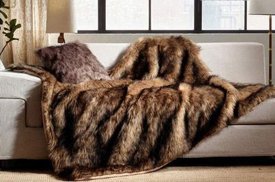 Best faux fur throws to give your room a cosy and chic look