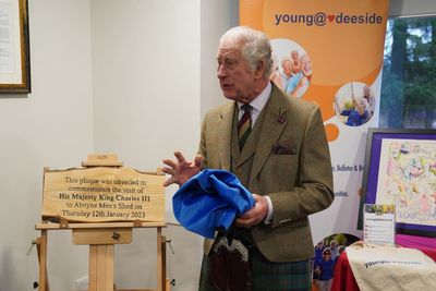 King ‘impressed’ by plaque made to mark his visit to community facility