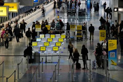 Minimal airline delays, cancellations a day after US outage