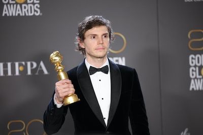 The mom of a Jeffrey Dahmer victim isn’t happy about Evan Peters’ Golden Globes win