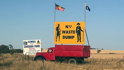 Federal minister visits South Australian site for nuclear waste as legal challenge continues