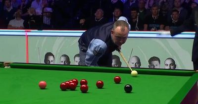 Mark Williams attempts one-handed shot in deciding frame against Ronnie O'Sullivan