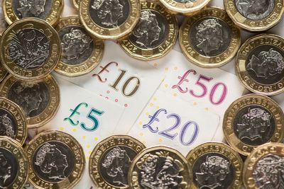 Who will receive the new £900 cost of living payment and when will it be paid?