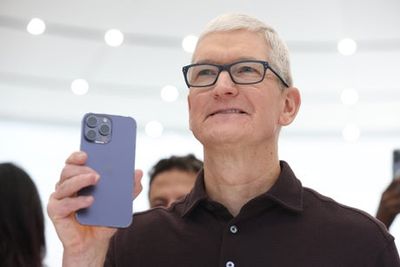 Apple CEO Tim Cook to take a 40% pay cut this year