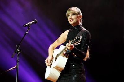 Taylor Swift joins The 1975 on stage: here are the last year’s other best surprise appearances
