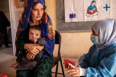 Afghan rulers urged to reverse ban on women aid workers