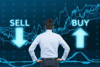 2 Financial Stocks to Buy in January 2023 and 1 to Sell
