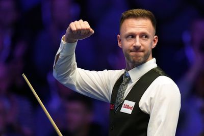 Judd Trump rallies from behind to beat Barry Hawkins into Masters semi-finals
