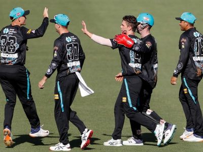 Heat bowlers too good for Strikers in BBL