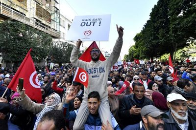 Thousands protest Tunisian president amid grinding economic crisis