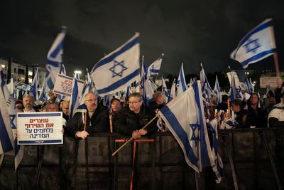 Thousands of Israelis rally against Netanyahu government