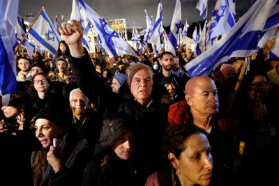 Tens of thousands of Israelis protest Netanyahu’s legal changes