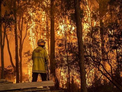 WA bushfire contained, but uncontrolled