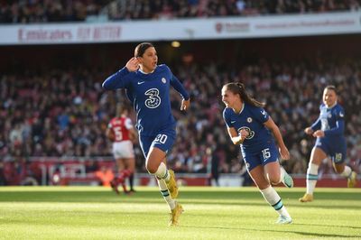 Late Sam Kerr header keeps Chelsea on top and denies Arsenal victory