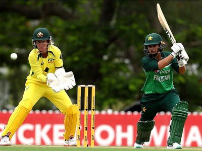 Australia restrict Pakistan to 160 in ODI