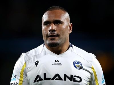 Paulo urging Moses to remain an Eel