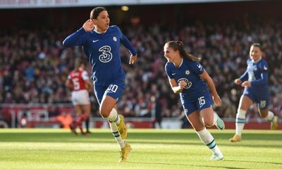 Sam Kerr pounces late to deny Arsenal and keep Chelsea top of WSL table