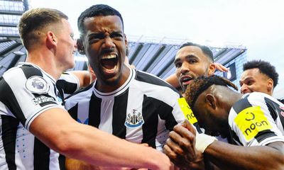 Alexander Isak seals Newcastle win over Fulham after Mitrovic’s spot of bother