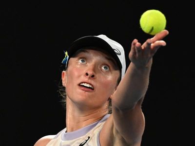 Swiatek claws way into Open second round