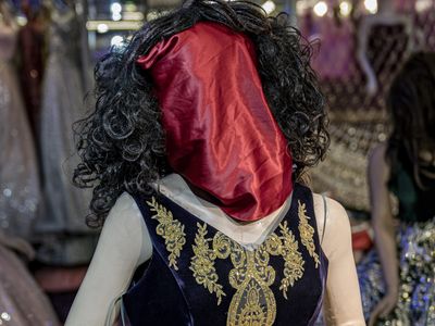 Kabul's mannequins hooded and masked under Taliban rules