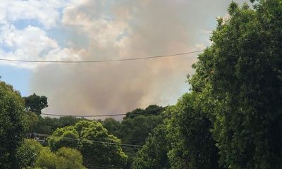 Firefighters battle blaze in Adelaide Hills as residents of Montacute advised to take shelter