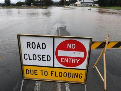 Qld motorists stranded as Bruce Hwy cut