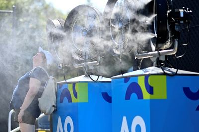 Play to resume at Australian Open after extreme heat break