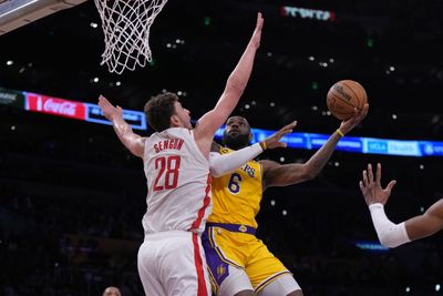 Alperen Sengun scores career-high 33 points as Rockets lose 11th straight to LeBron James, Lakers