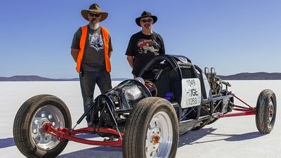 Dry lakes racing community pays tribute to stalwart Greg Telford after death on Lake Gairdner