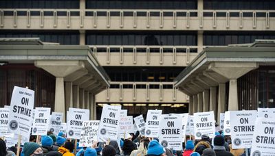 Striking UIC faculty pickets, rallies with local, national leaders: ‘Without you, this place would not run’