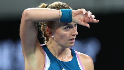 Petra Kvitová goes down in Australian Open upset, top seed Iga Świątek powers through to third round
