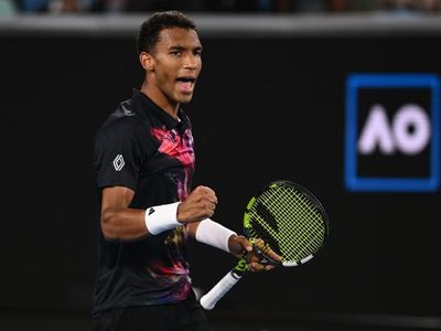 Auger-Aliassime wins in five sets