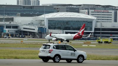 Qantas passengers heard 'bang' but were unaware engine failed on flight from Auckland to Sydney