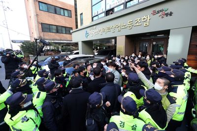 S Korean spy agency raids unions over suspected North Korea link