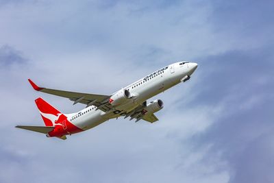 Qantas flight lands on single engine after issuing mayday call over the Pacific