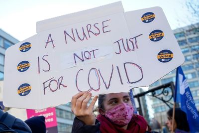 Nurses in England stage new walk-out over pay