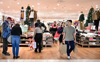 US retail sales shrinks for second straight month on consumer caution