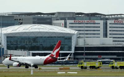 ‘This is a bit weird’: Passengers oblivious as Qantas engine shut down
