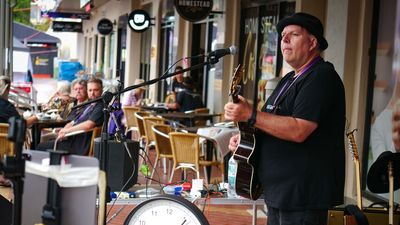 Musician to attempt longest busking session world record at Tamworth Country Music Festival