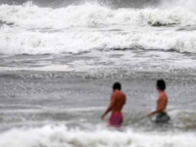 Father drowns trying to save daughter