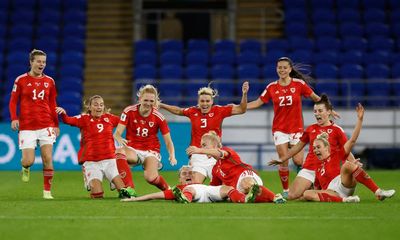 Wales’s men’s and women’s football teams to get equal pay after deal agreed